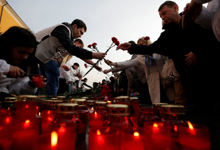 Người dân đặt hoa tưởng niệm các nạn nhân thiệt mạng trong vụ đánh bom tàu điện ngầm ở St. Petersburg.